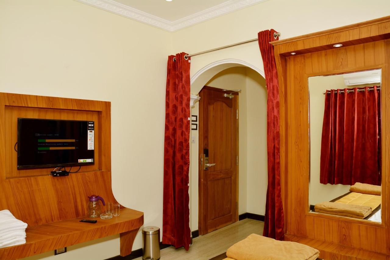 Anandha Grand Lodge Thiruchendur Bagian luar foto